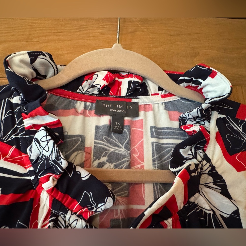 ♻️ LAST CHANCE! The Limited Red/White/Blue Floral-Geo Print Tie Neck Top - Picture 3 of 16